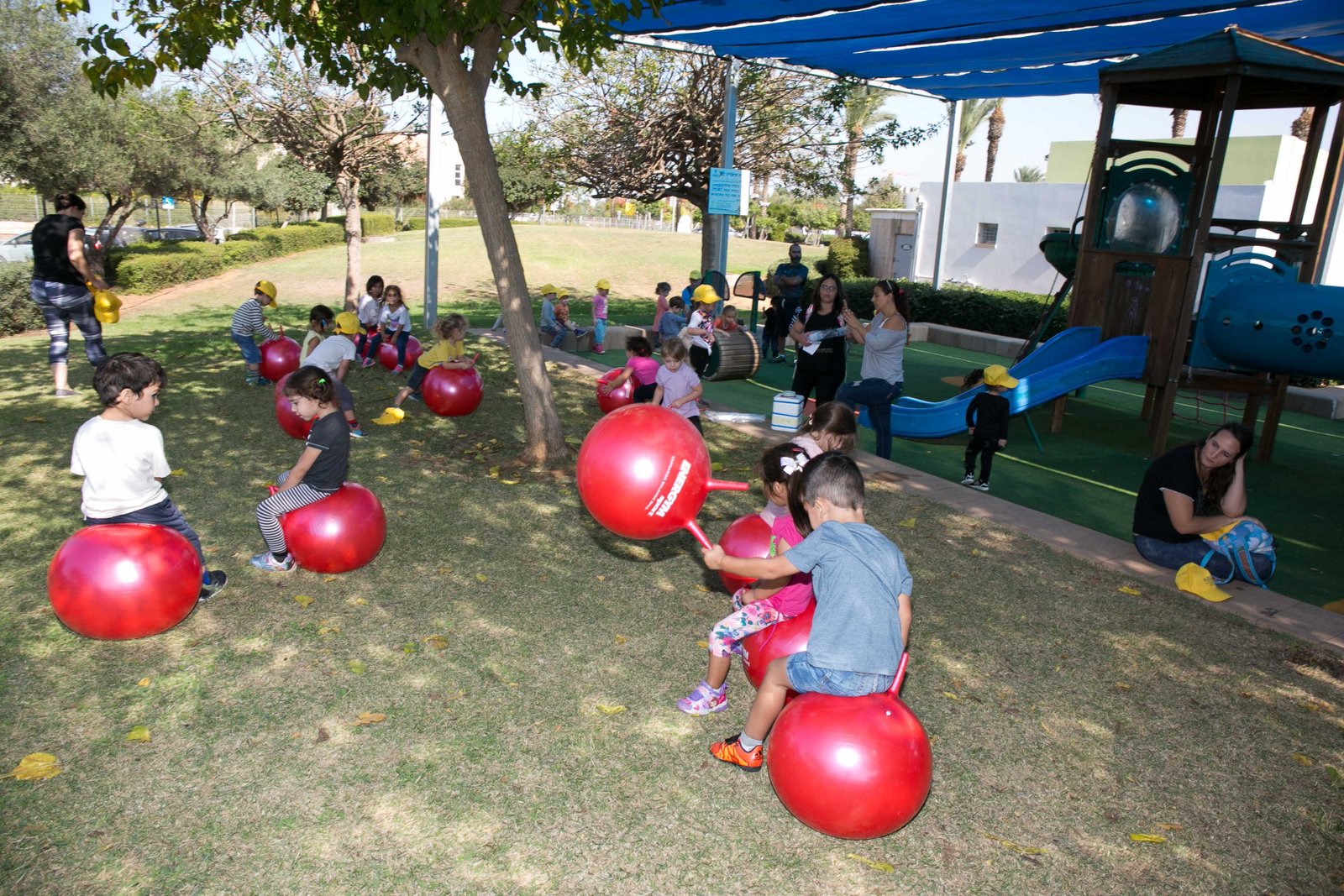 גנים בהרצליה נהנים משיעור תנועה ותזונה