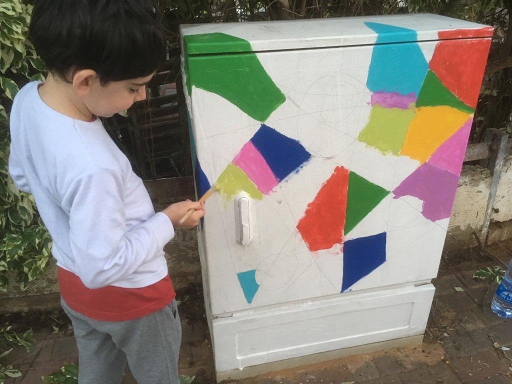 פרויקט של צביעת ארונות החשמל בשכונה