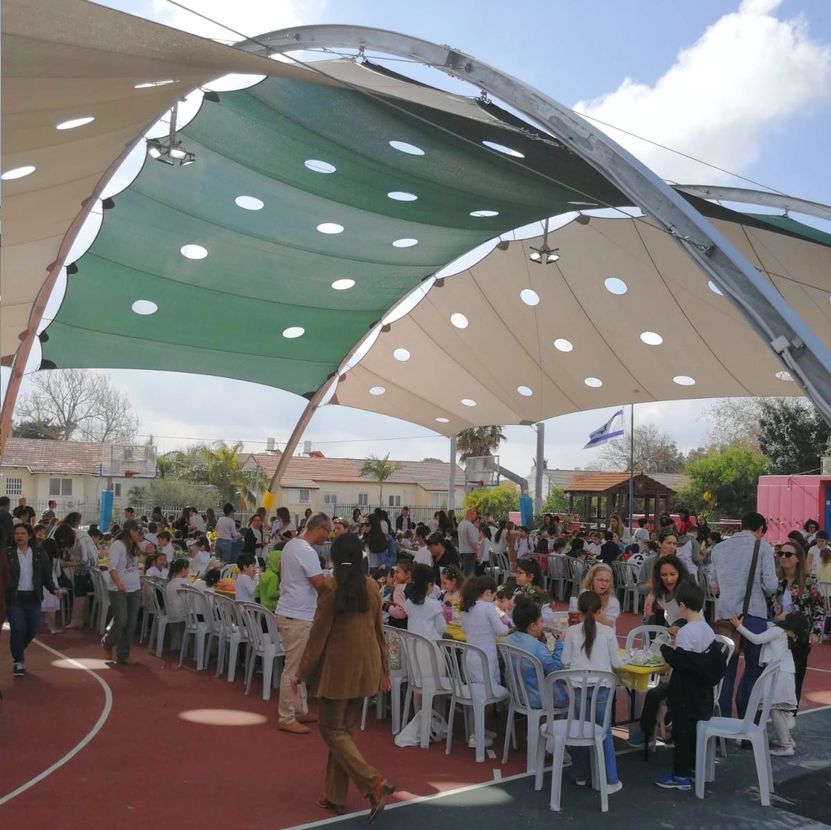 הצללה חדשה במגרש הספורט