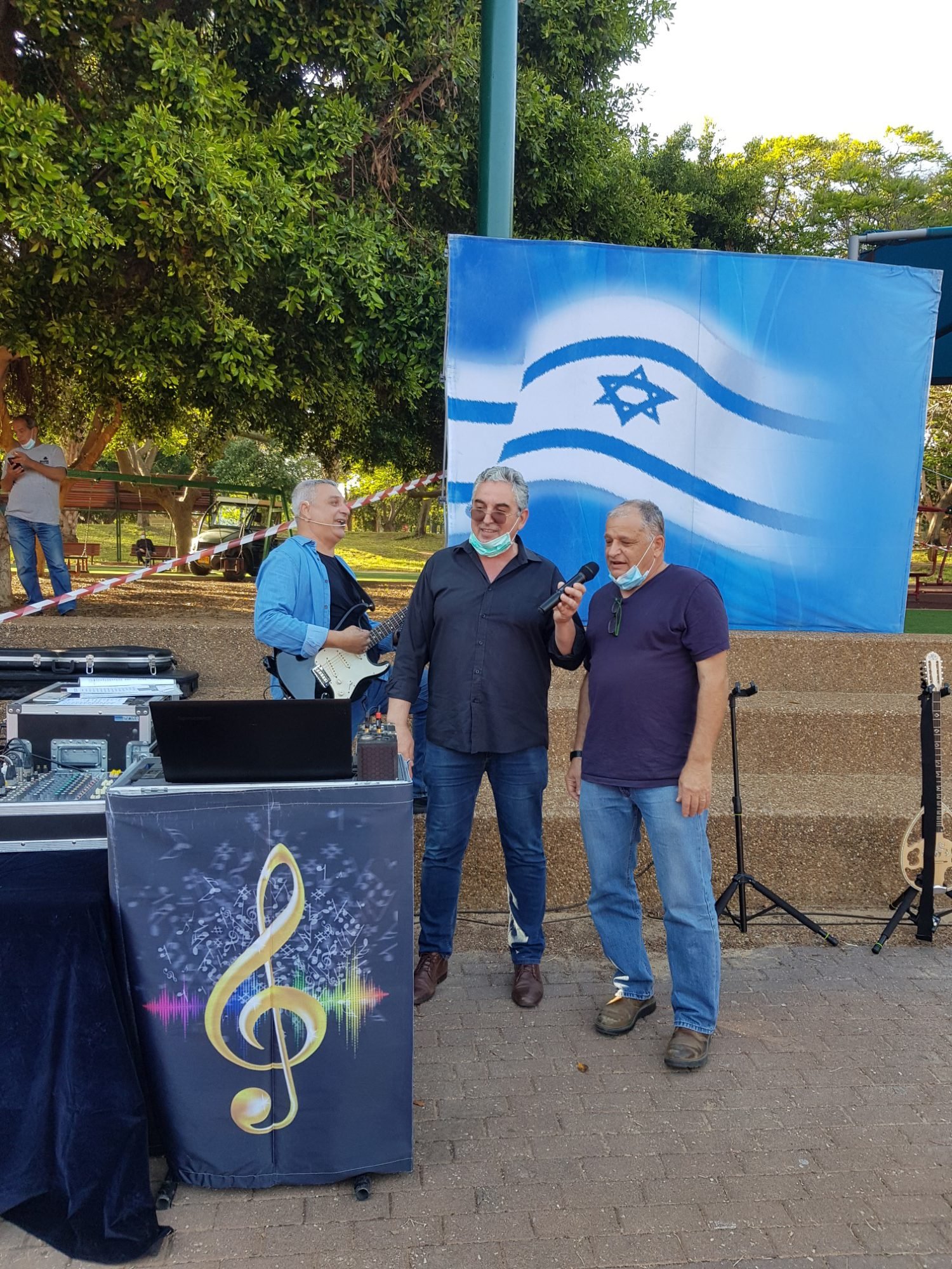 כ- 150 מאזרחי העיר הוותיקים נהנו ממופע ייחודי בפארק רעננה בסימן הבטיחות בדרכים