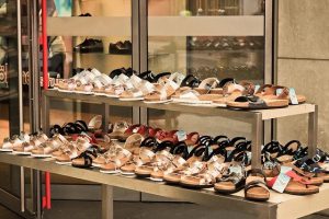 9  טעויות נפוצות שכדאי שתימנעי מהן בעת קניית נעליים